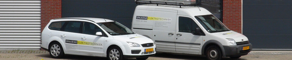 Bedrijfsauto's van Spaarne Elektrotechniek voor het pand