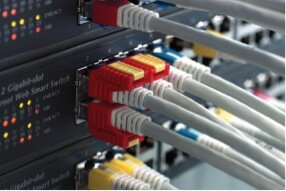 Netwerkswitch met aangesloten netwerkkabels