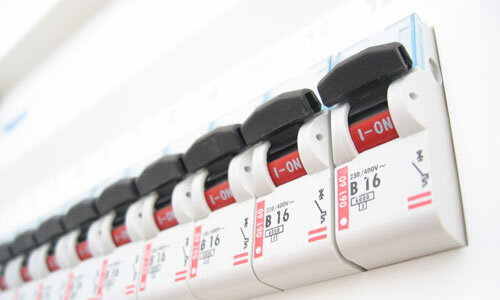 Rij installatieautomaten in een groepenkast